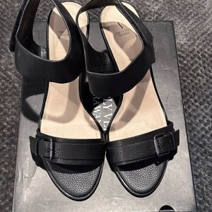 Simply vera Vera Wang sandals in black